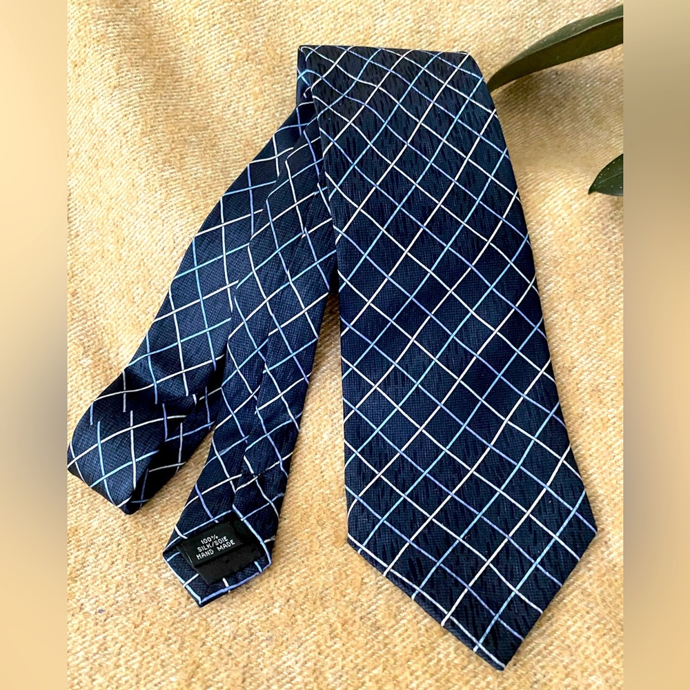 (Silk👔 6 for $30) Outline Blue and White Diamond Patterned Tie